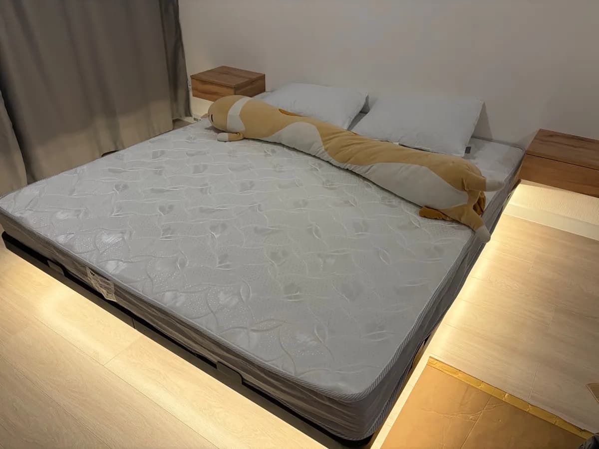Парящая кровать 180×200 в интерьере с деревянными полками