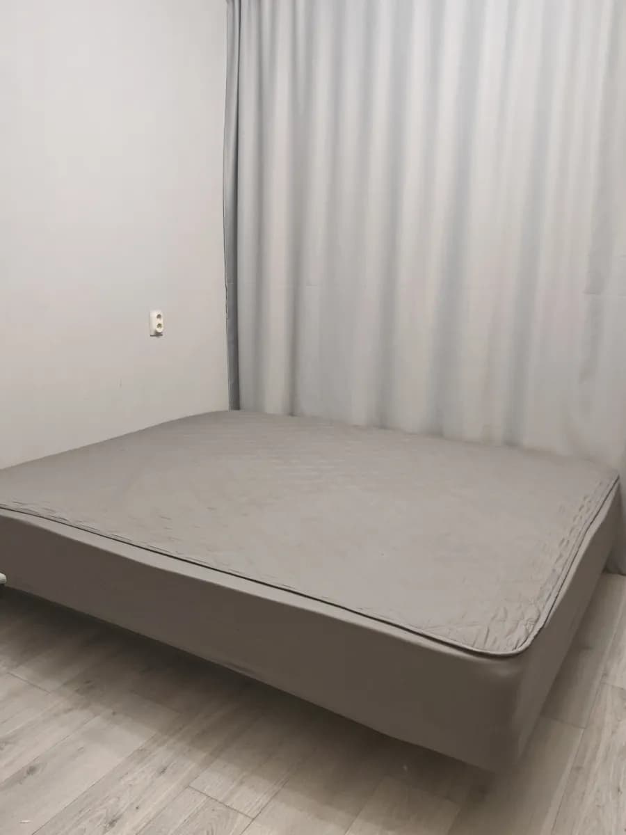 Парящая кровать 180×200 в просторной спальне